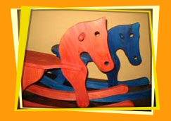 koniki w kolorze pomara�czowym i granatowym